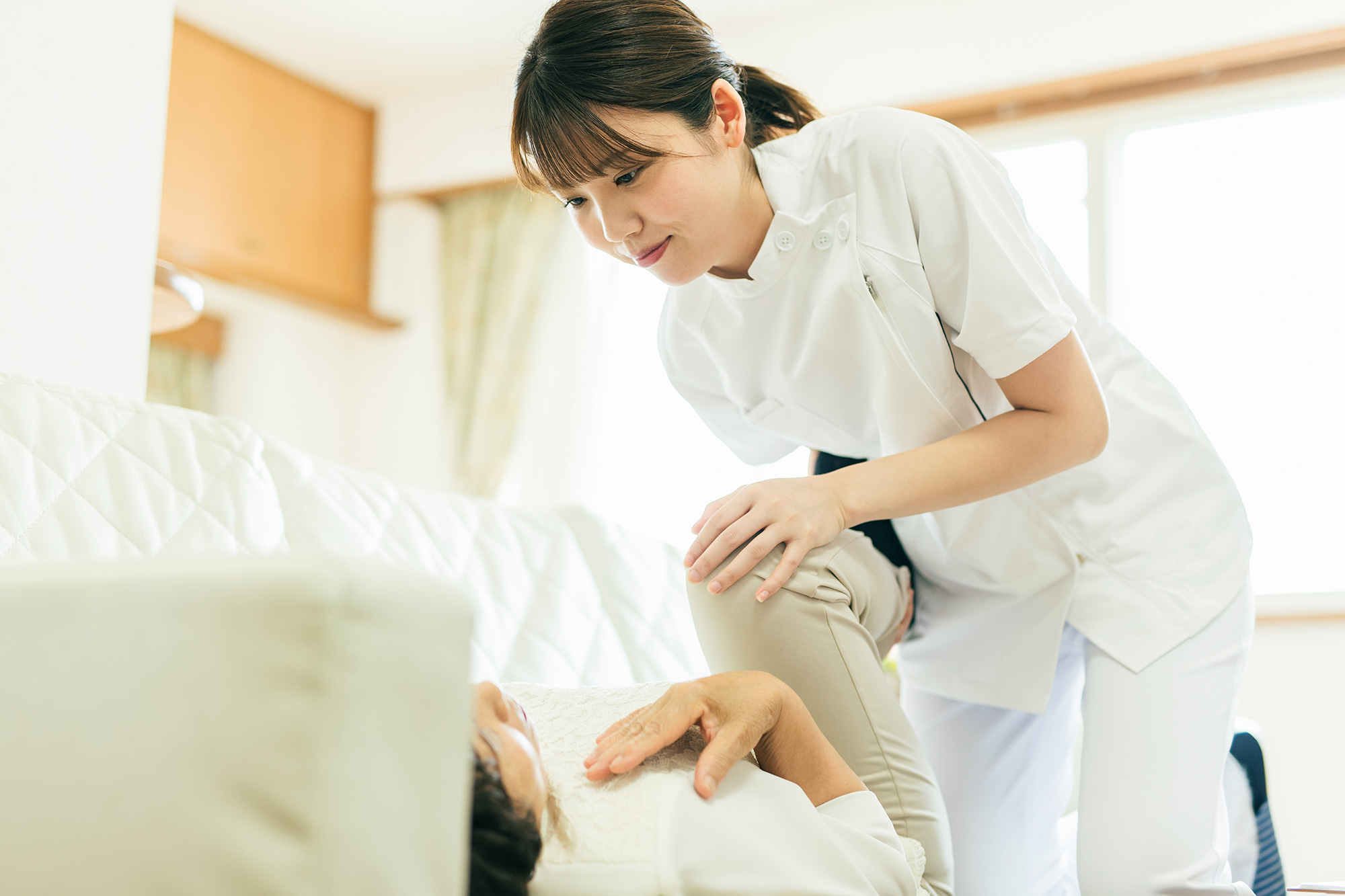 作業療法士さんが患者さんへリハビリテーション